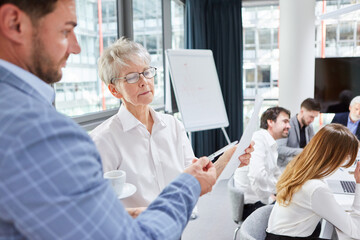 Fototapeta premium Business partners read a log together
