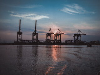 Fototapeta na wymiar Containerterminal Hamburg, Sonnenuntergang