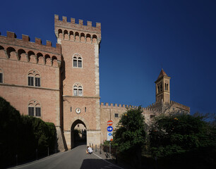Fototapeta na wymiar Il castello di Bolgheri (Toscana) e la porta della città