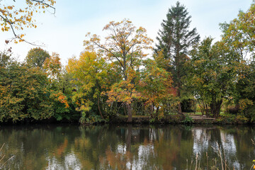Fototapeta na wymiar Picturesque view of river and trees in beautiful park. Autumn season