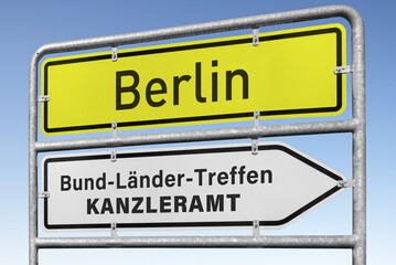 Berlin, Bund-Länder-Treffen, Kanzleramt, Wegweiser, (Symbolbild) © hkama
