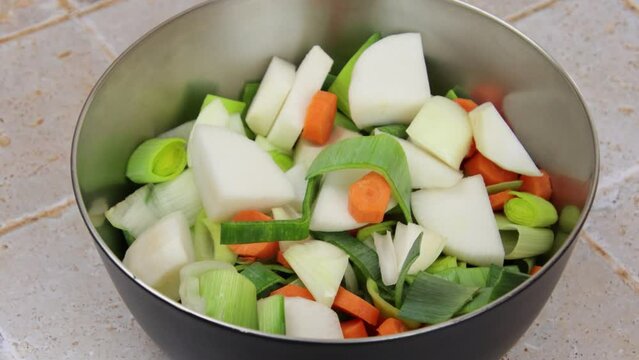 m&eacute;lange de l&eacute;gumes crus dans un plat