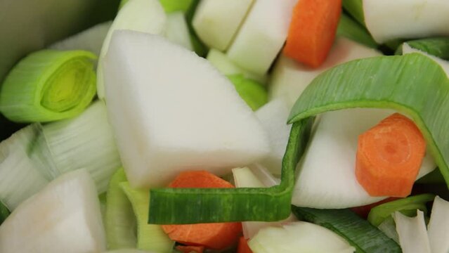 m&eacute;lange de l&eacute;gumes crus dans un plat