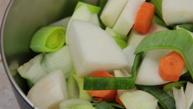 m&eacute;lange de l&eacute;gumes crus dans un plat