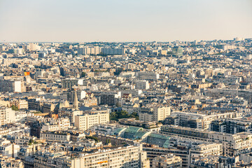 Obraz premium Residential buildings and rooftops of Paris, France