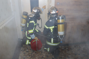 Pompier France bin&ocirc;me dans la fum&eacute;e