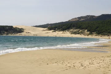 Papier Peint photo autocollant Plage de Bolonia, Tarifa, Espagne La plage naturelle et sauvage de Bolonia, située à une vingtaine de kilomètres au nord de Tarifa en Andalousie en Espagne, a une grande dune de sable blanc de 30 mètres de haut et 200 mètres de large