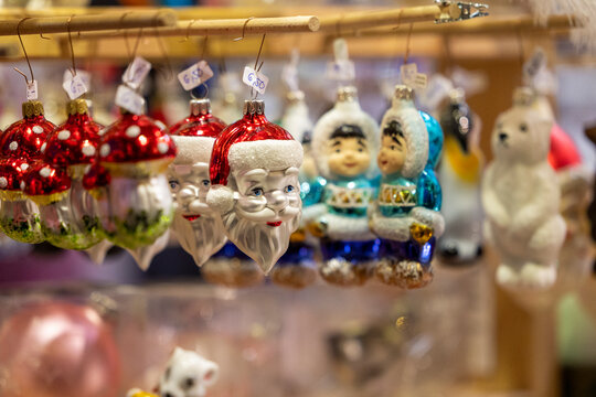 Weihnachtlicher Christbaumschmuck / Tannenbaumschmuck in einer Verkaufsauslage auf einem Weihnachtsmarkt. 