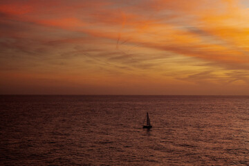 Piękny, kolorowy zachód słońca widziany z klifów, przylądek Świętego Wincentego (port. Cabo de São Vicente) Portugalia