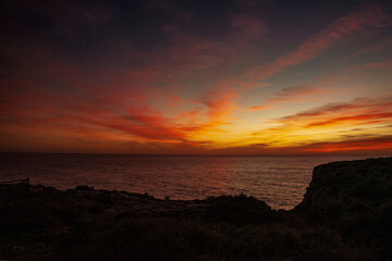 Piękny, kolorowy zachód słońca widziany z klifów, przylądek Świętego Wincentego (port. Cabo de São Vicente) Portugalia