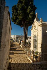 Lokalny tradycyjny katolicki cmentarz, miasteczko Fuseta, Faro, Portugalia.