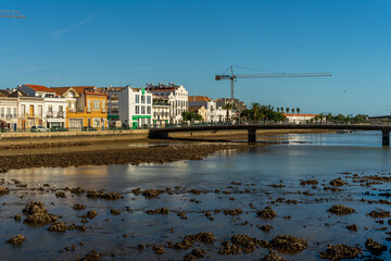 Miasteczko Tavira w Portugalii. Piękne kolorowe budynki, słoneczny dzień, niebieskie niebo.   © Aneta