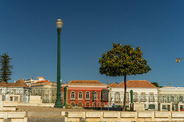 Miasteczko Tavira w Portugalii. Piękne kolorowe budynki, słoneczny dzień, niebieskie niebo.   © Aneta