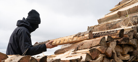 Energiekrise in Deutschland - Holzdiebstahl - Dieb klaut aufgestapeltes Brennholz im Wald aufgrund...