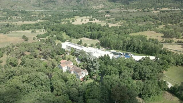 Vista a&eacute;rea del manantial y la fabrica de agua de Cabreiroa en Ver&iacute;n . Galicia