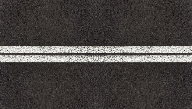 Lignes blanches sur asphalte 