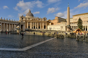 Roma piazza san pietro con il presepe e l'albero addobbato per il natale 2022