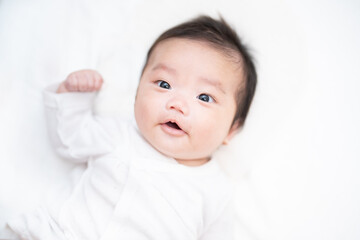 パパに見つめられて不思議そうに見つめ返す生後2か月の赤ちゃん