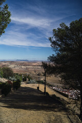 Paisaje de montaña junto a pueblo blanco andaluz en la provincia de cadiz