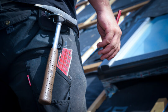 Dachdecker am Werk