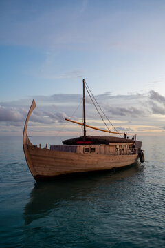 Eine traditionelle Dhoni nach einer Sunset-Cruise auf den Malediven bei Sonnenuntergang im indischen Ozean