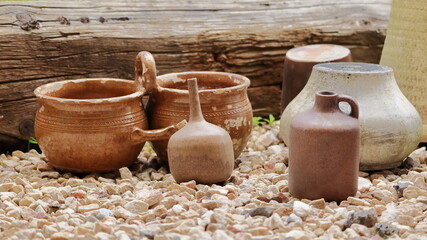 Clay pots arranged in a row as a decoration, an ornament in the garden.
Doniczki gliniane ułożone...