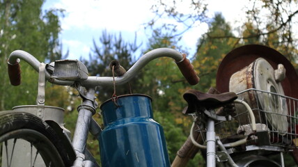Fototapeta na wymiar old bicycle with ornaments set as an ornament from in the garden stary rower z ozdobami ustawionymi jako ozdoba z ogrodu