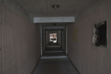 Fototapeta premium A long corridor in an abandoned building
