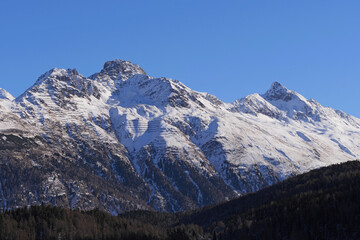 Fototapeta na wymiar Piz Murgal 3156m und Piz Languard 3262m von St. Moritz aus.