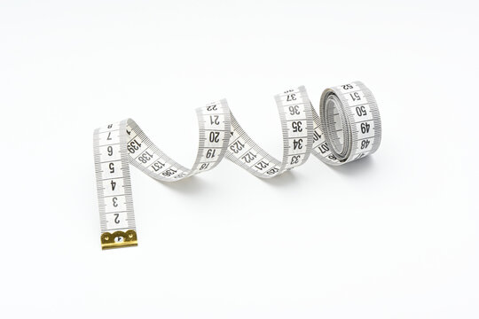 Cinta m&eacute;trica de sastre blanca sobre fondo blanco