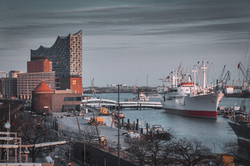 Elbphilharmonie an den Landungsbrücken 