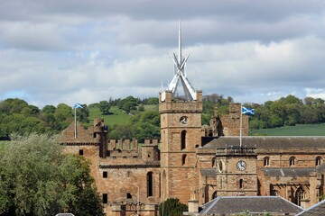 Juxtaposition of Linlithgow Palace, St Michael's Church and the Burgh Halls from the south.