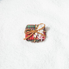 Fototapeta na wymiar a gift in the snow