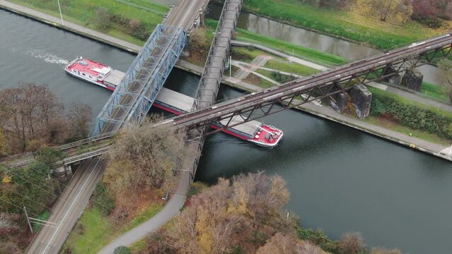 Luftaufnahme Rhein Herne Kanal und Emscher Oberhausen Schiff fährt durch Kanal Brücke Industrie