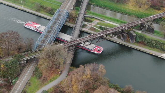 Luftaufnahme Rhein Herne Kanal und Emscher Oberhausen Schiff f&auml;hrt durch Kanal Br&uuml;cke Industrie