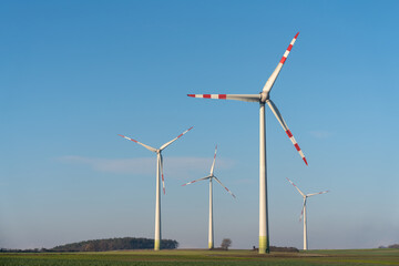 Windkraftanlagen auf dem Feld