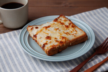 クロックムッシュとホットコーヒー 木のテーブル