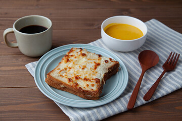 クロックムッシュとホットコーヒーとポタージュスープの朝食