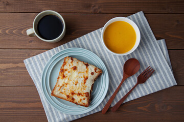 クロックムッシュとホットコーヒーとポタージュスープの朝食