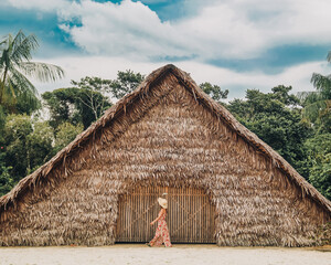 Mulher turista visitando a aldeia ind&iacute;gena puyanawa  em M&acirc;ncio Lima, Acre