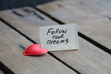 Follow your dream text written on a tag.