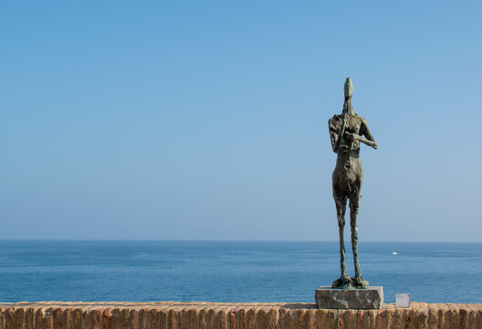 Sculpture dans le jardin du mus&eacute;e Picasso &agrave; Antibes, Alpes-Maritimes, C&ocirc;te d'Azur, France