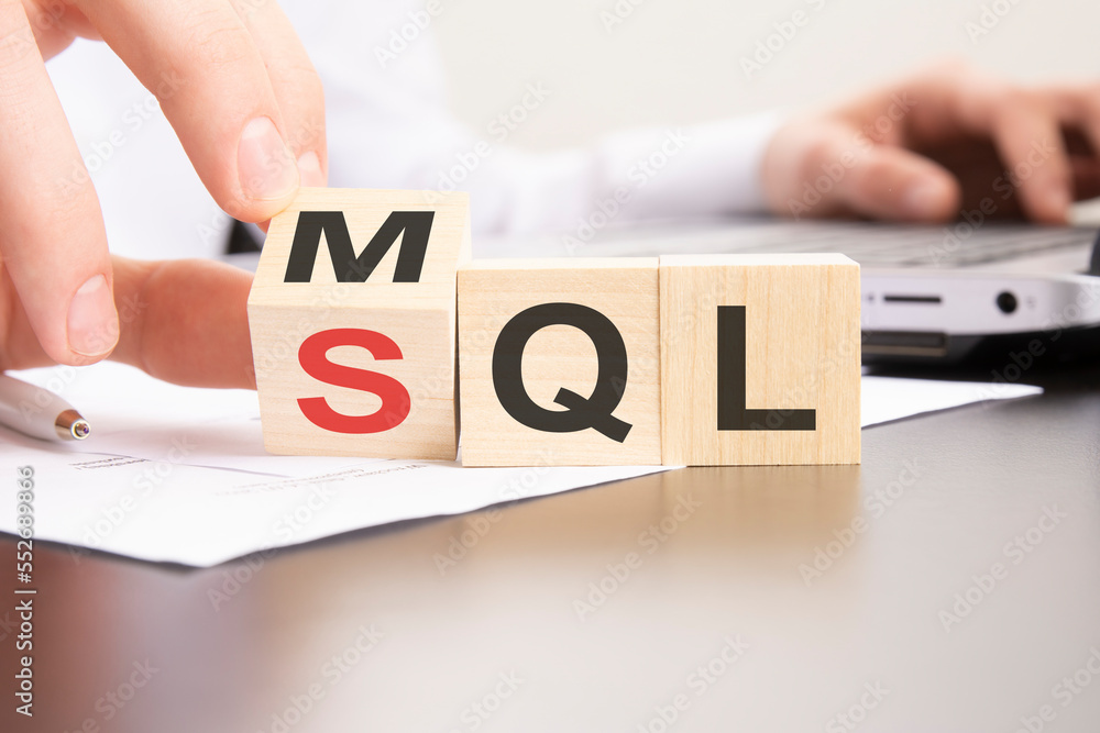 Aufkleber mql or sql symbol. hand turns cubes and changes words 'mql marketing qualified lead' to 'sql sales q