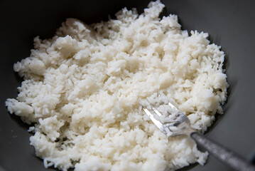 Ugotowany biały ryż w dużej szarej misce - obrazy, fototapety, plakaty