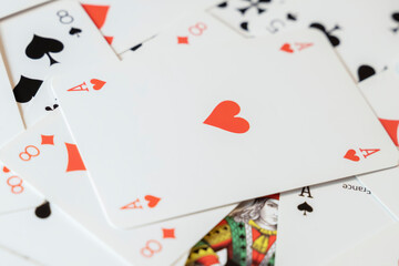 carte à jouer as de coeur sur d'autres cartes
