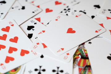 cartes &agrave; jouer sur une table