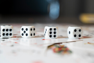 dés jeté sur des cartes à jouer, jeux de société et de hasard