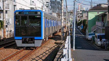 走行中の通勤電車