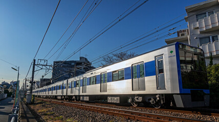 走行中の通勤電車