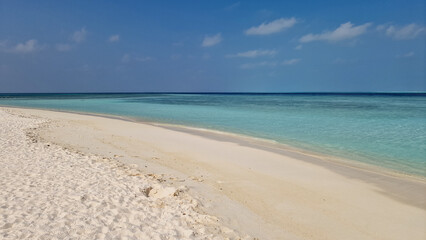 Fototapeta na wymiar Maldives, white beaches, turquoise water... simply heaven on Earth #Maldives #EmagaTravels